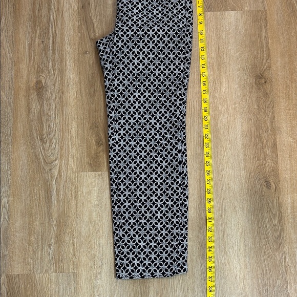 Premise Stylish Black and White Women's stretch cropped Pants - Picture 6 of 9